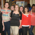 élèves portant le macaron