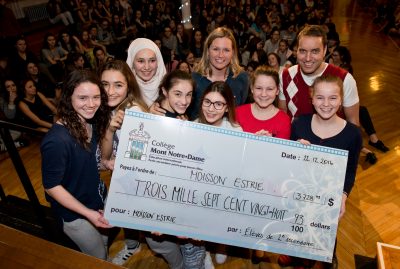 Crédit: Spectre Média: Jessica Garneau Journaliste : Photo seule   Remise d'un chèque de 3728.93$ à Moisson Estrie dans le cadre d'un projet en mathématiques au Collège du Mont Notre-Dame Laurence Mathieu, Mathilde Pfeuti-Pelletier, Bayane Bent Adil Barradi , Marie Pesenti , Chanelle Côté, Geneviève Côté DG Moisson Estrie, Florence Proulx , Laurence Cabana (toutes élèves de sec 2.) et David Beauchesne prof de math au collège Mt Notre Dame